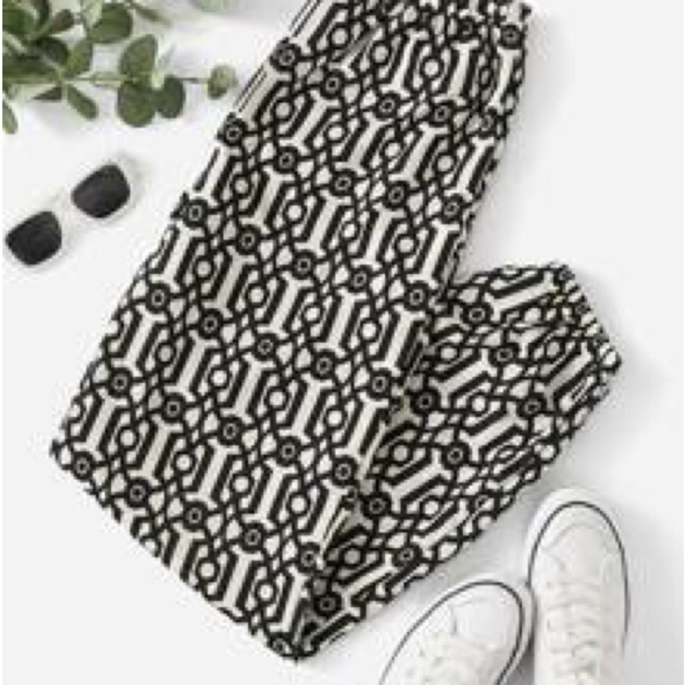 Stylish Black and White Geometric Women's Pants - Picture 3 of 4